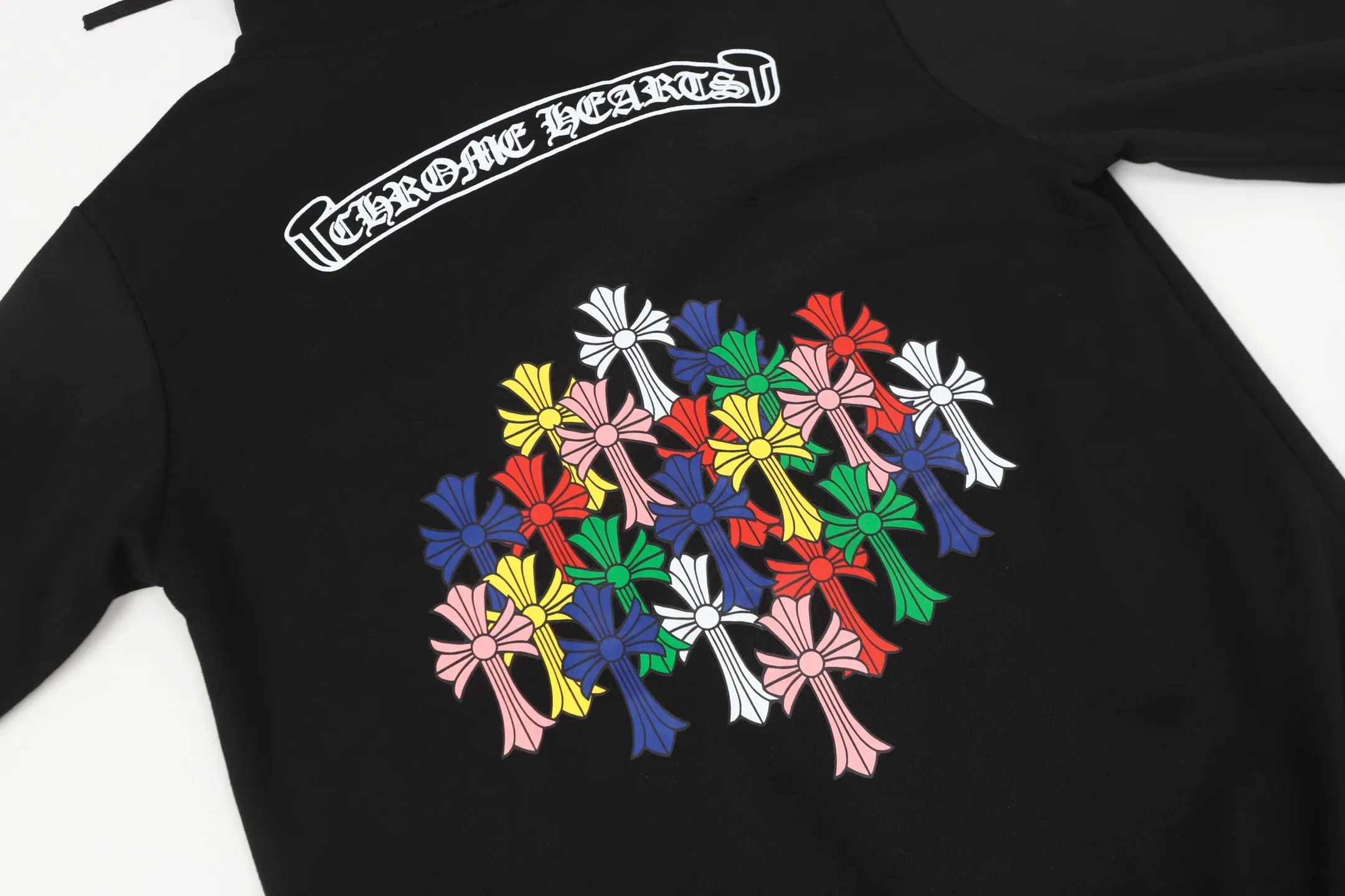 P250 cross-border model, please do not place an order if you are pursuing quality - Chrome Hearts/Chrome Hearts Colorful Cross ✝️ Printed zipper sweatshirt cardigan jacket - High weight, high density and high quality. The wool is soft, delicate and skin-friendly. It feels soft and silky. It has excellent warmth and skin-friendly properties - Custom-woven and dyed, no color difference. No matter the fabric or workmanship details, it beats the ordinary version on the market - Hardware zipper accessories are all customized, full of details - Color: black white -Size: S M L XL